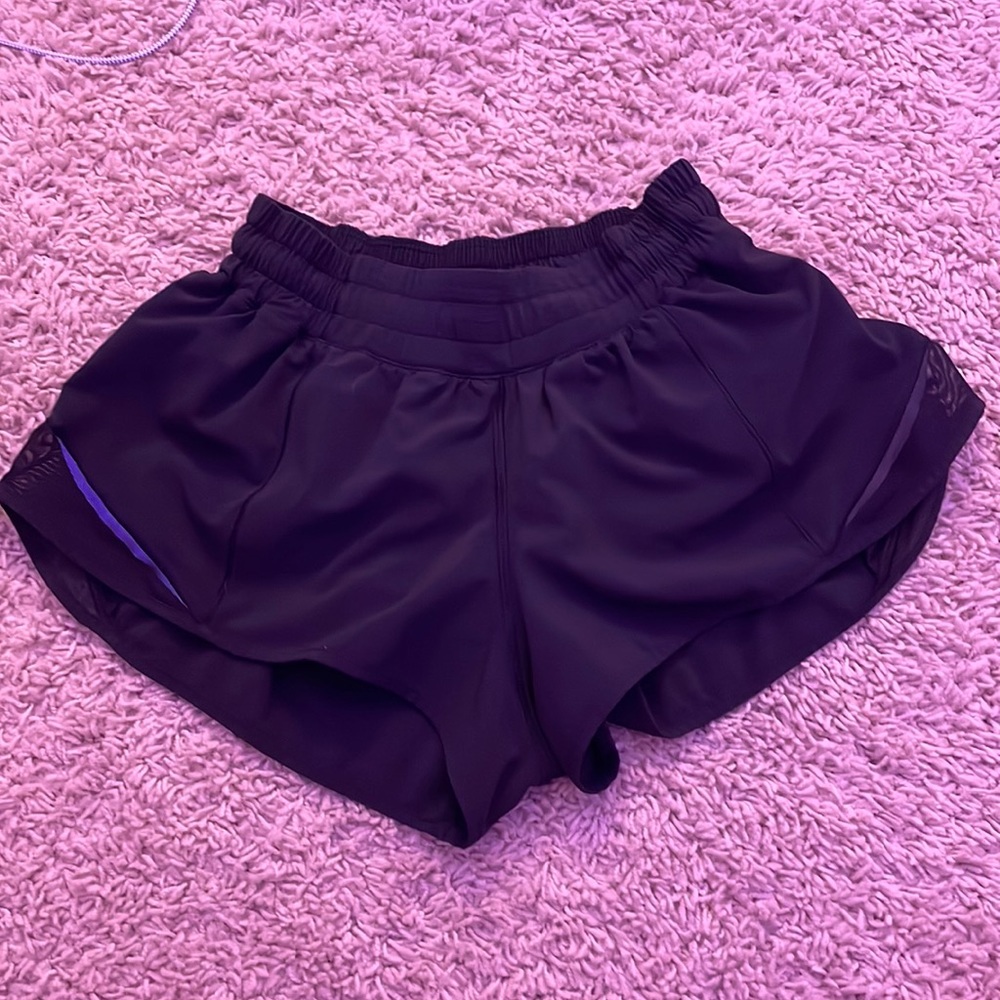 Lulu black hotty hot shorts size 6, 2.5 inch